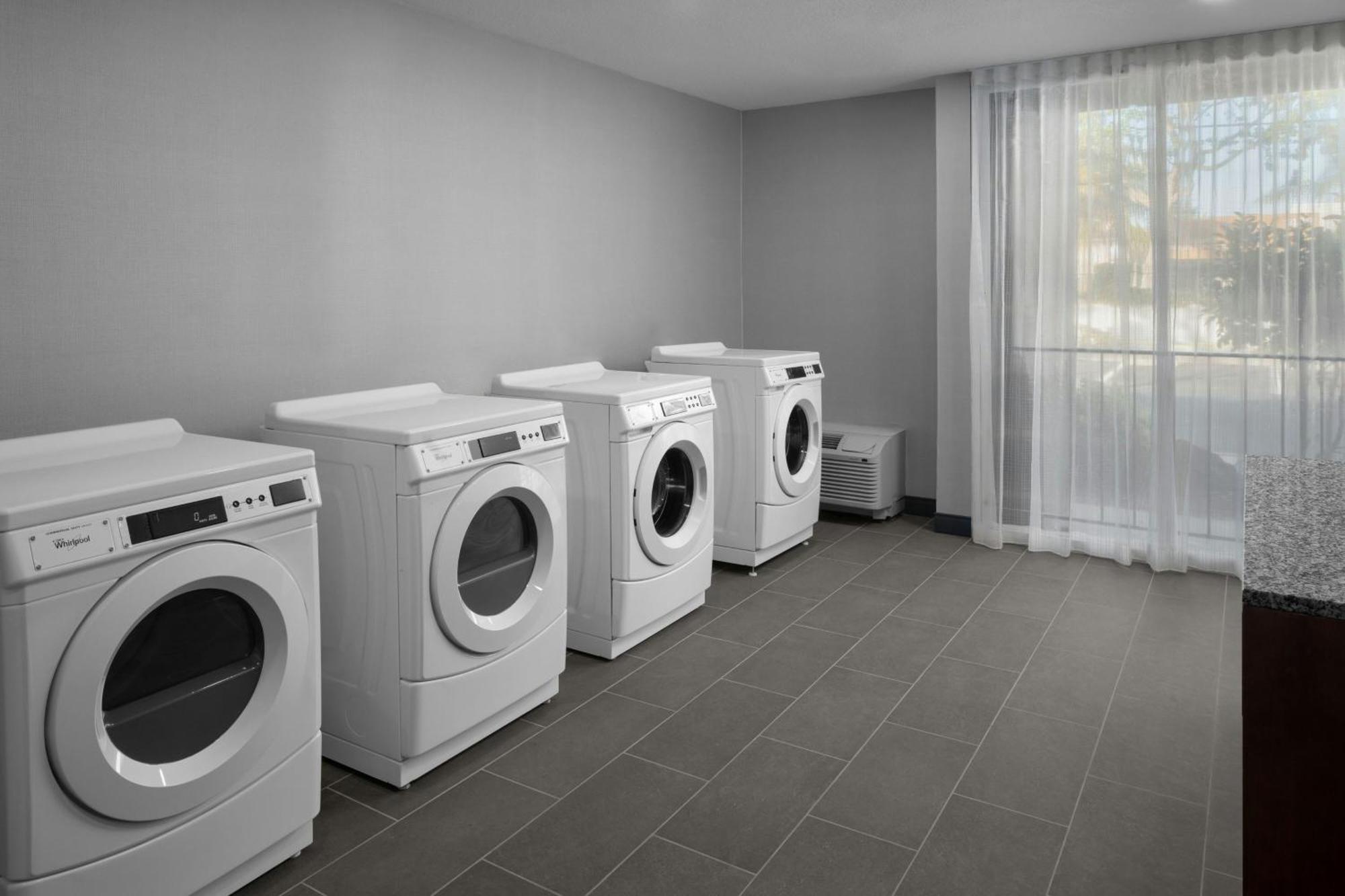 Courtyard San Jose Airport Hotel Екстериор снимка